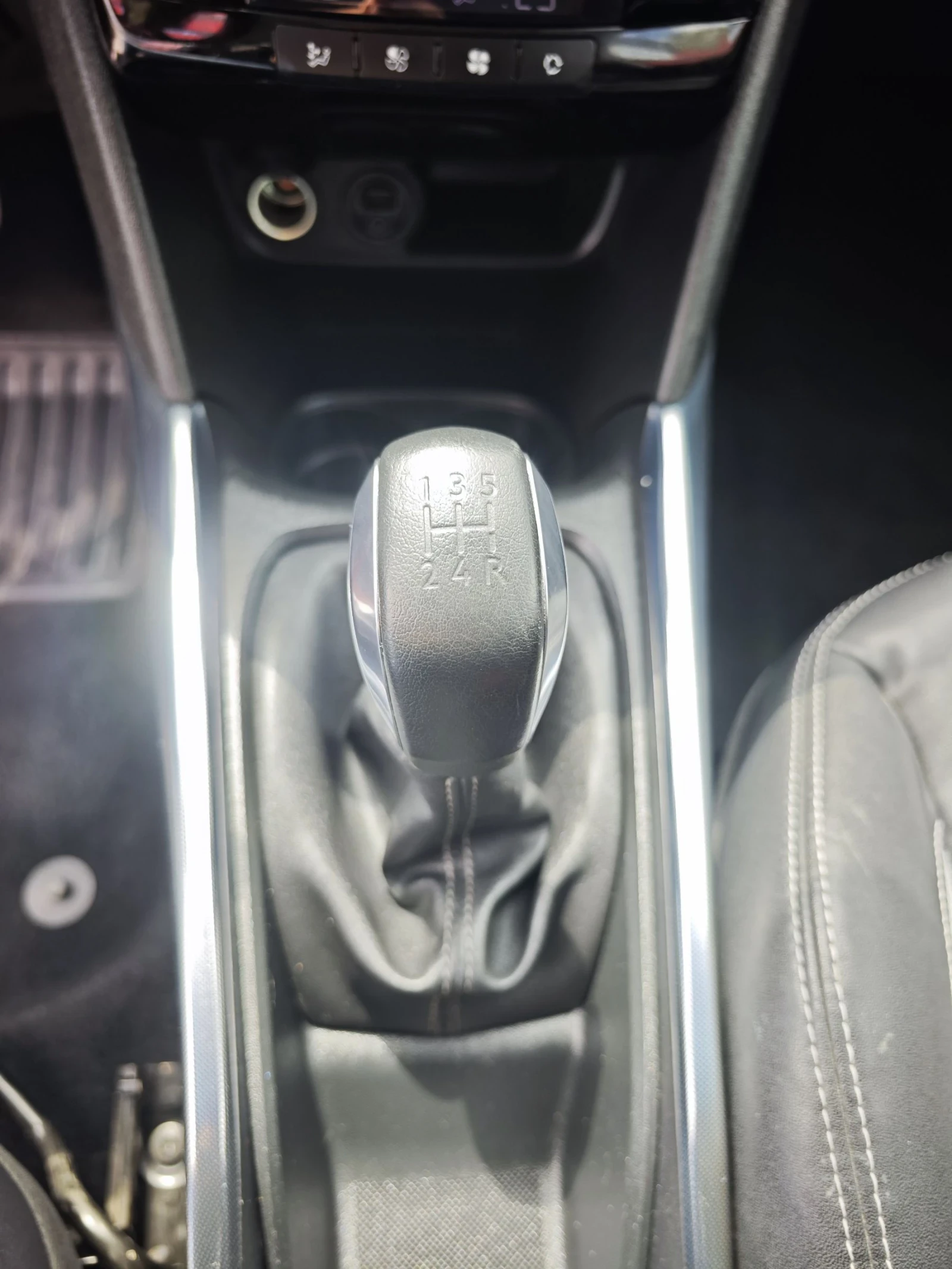 Peugeot 2008 1.6 е-HDI ALLURE /МНОГО ЗАПАЗЕНА+ СЕРВ.ДОКУМЕНТИ/, снимка 16 - Автомобили и джипове - 54934671