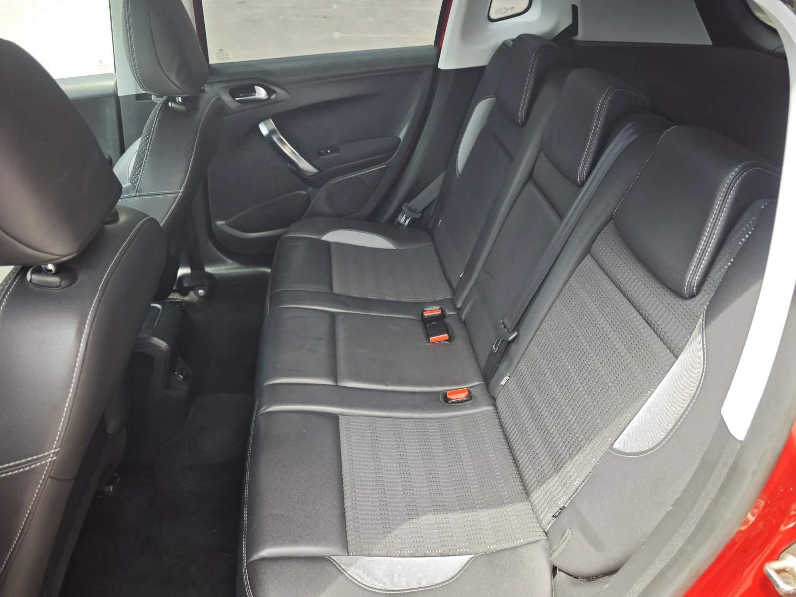 Peugeot 2008 1.6 е-HDI ALLURE /МНОГО ЗАПАЗЕНА+ СЕРВ.ДОКУМЕНТИ/, снимка 10 - Автомобили и джипове - 54934671