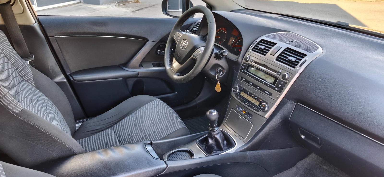 Toyota Avensis 1.6 VVT-I, снимка 10 - Автомобили и джипове - 54993179