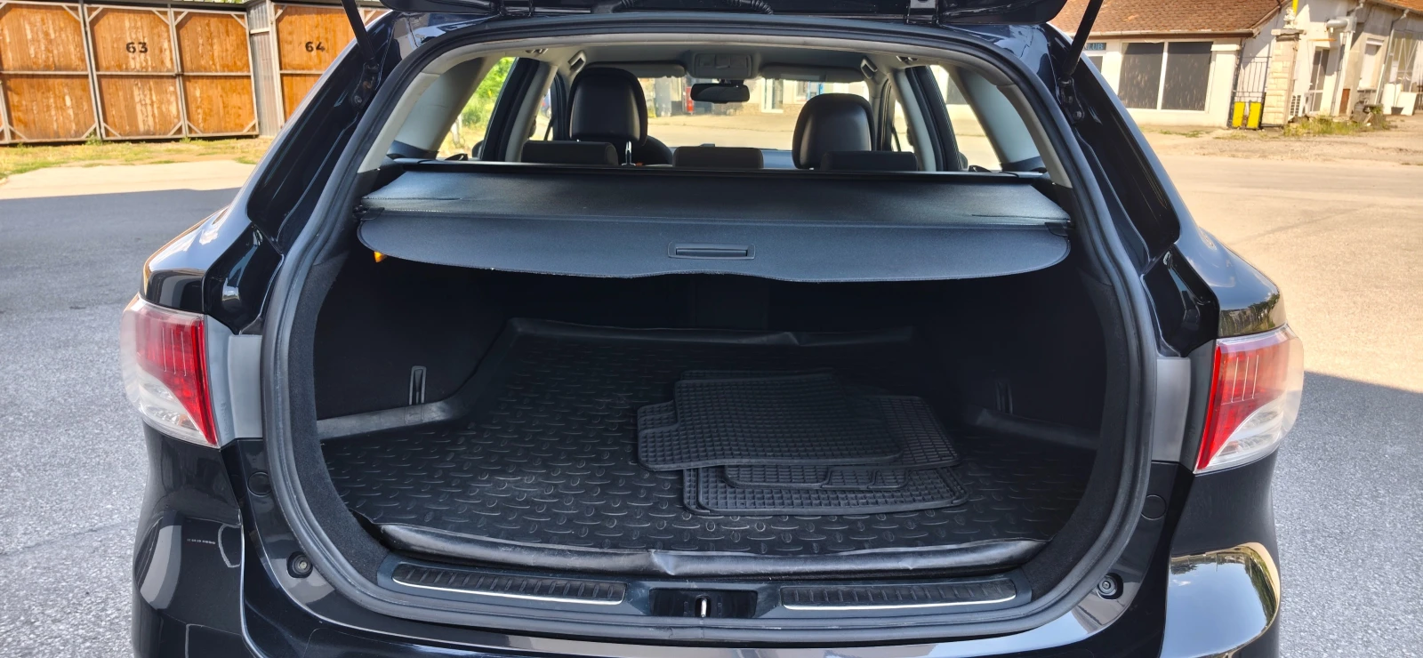 Toyota Avensis 1.6 VVT-I, снимка 15 - Автомобили и джипове - 54993179