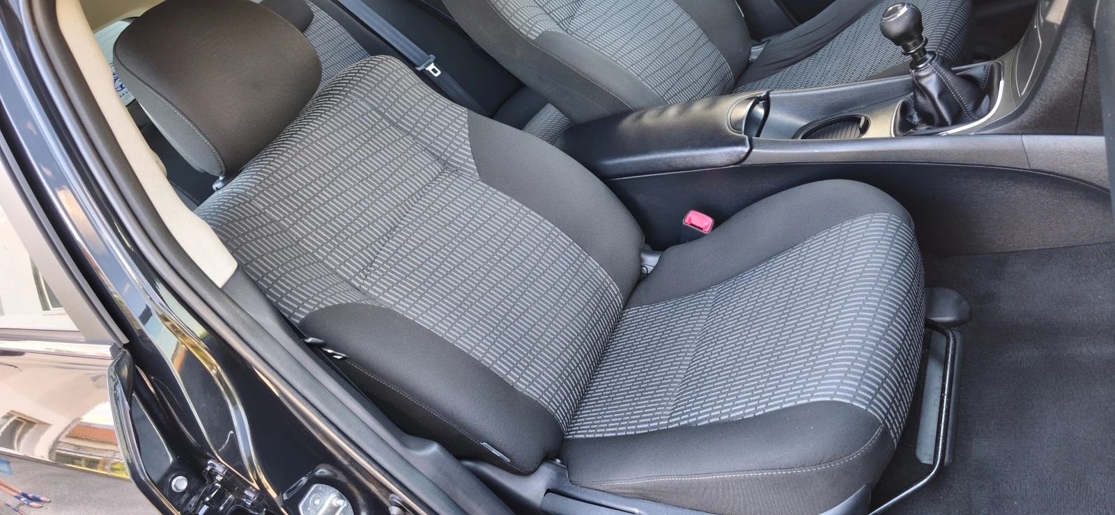 Toyota Avensis 1.6 VVT-I, снимка 9 - Автомобили и джипове - 54993179