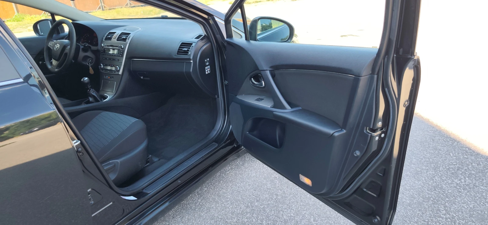 Toyota Avensis 1.6 VVT-I, снимка 17 - Автомобили и джипове - 54993179