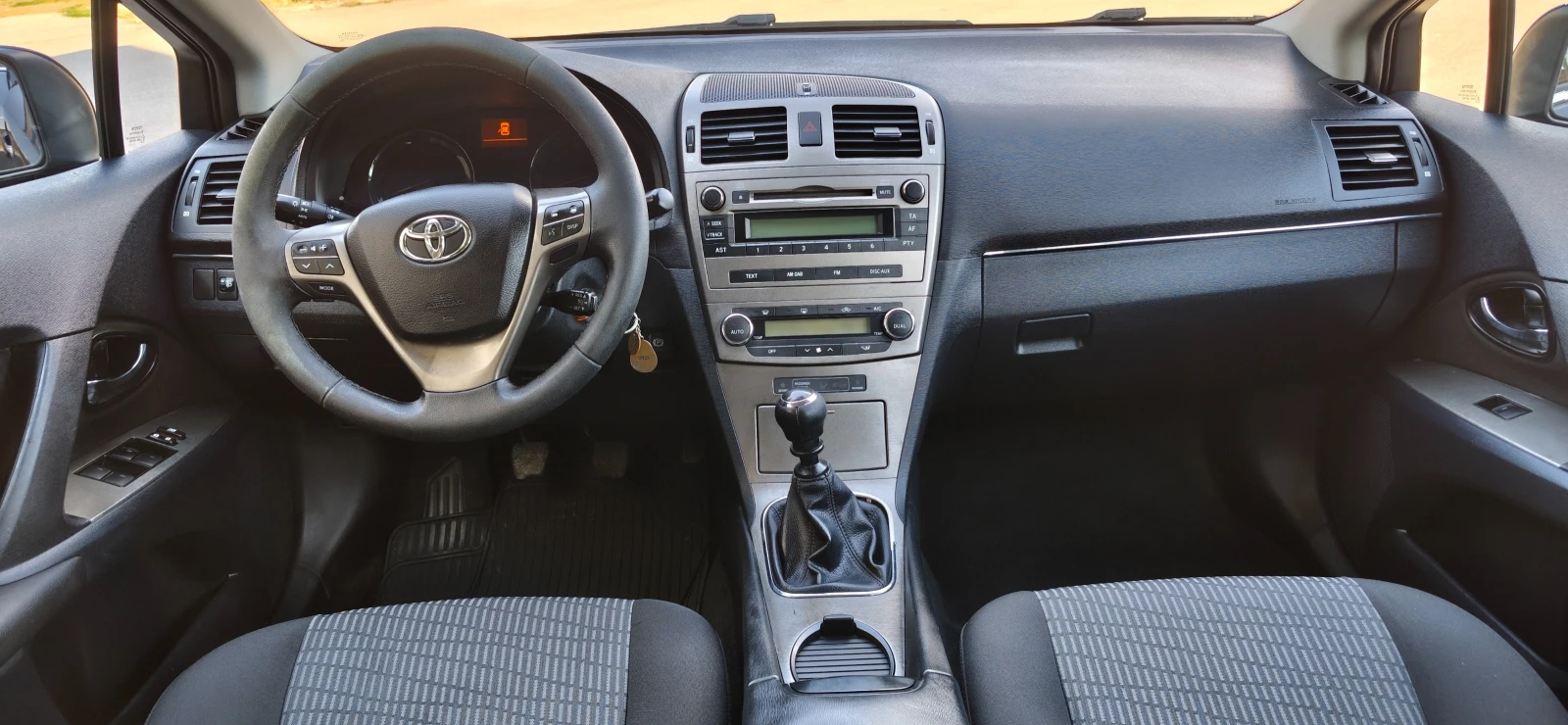 Toyota Avensis 1.6 VVT-I, снимка 12 - Автомобили и джипове - 54993179