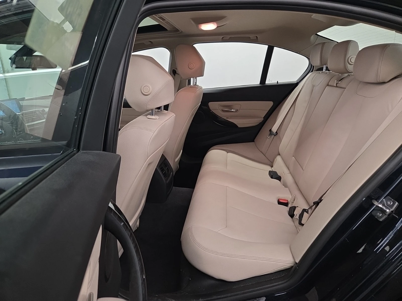 BMW 320 I XDRIVE / MEMORY / PANO / АВТОКРЕДИТ, снимка 13 - Автомобили и джипове - 55847296