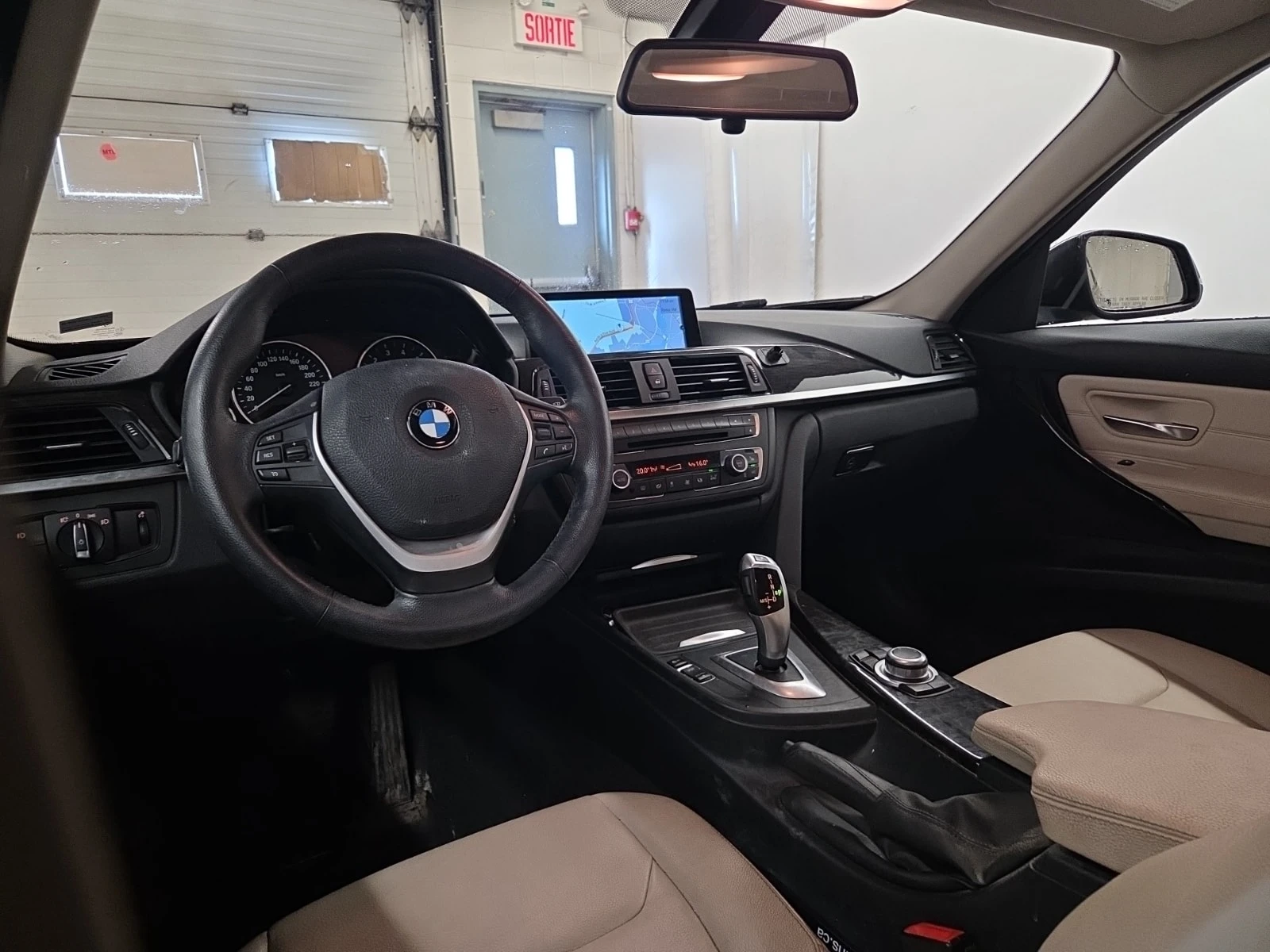BMW 320 I XDRIVE / MEMORY / PANO / АВТОКРЕДИТ, снимка 10 - Автомобили и джипове - 55847296