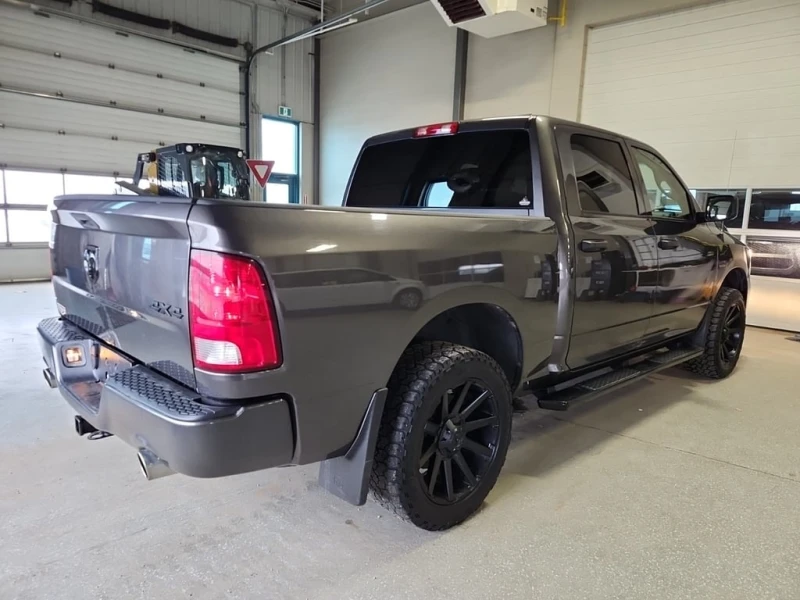 Dodge RAM 1500 * EXPRESS CREW CAB SHORT BED * CARFAX * БЕЗ ПЪРВОН, снимка 3 - Автомобили и джипове - 53431436