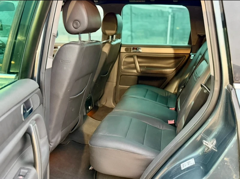 VW Touareg Facelift* Подгрев* Navi* КОЖА* Автомат* 2.5TDI* TO, снимка 12 - Автомобили и джипове - 53518447