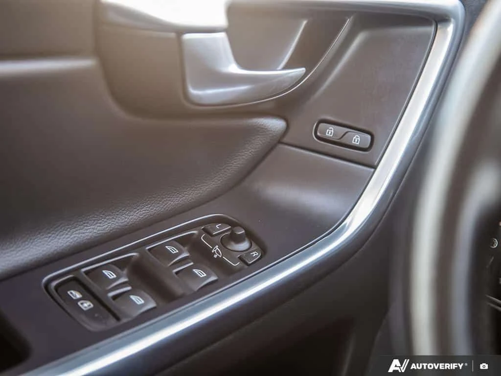 Volvo XC60 * AWD T6 Drive E Premier * CARFAX * ЦЕНА ДО БГ, снимка 15 - Автомобили и джипове - 53862784