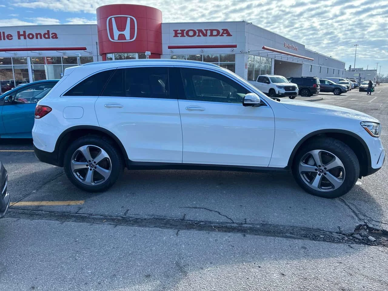 Mercedes-Benz GLC 300 * ПРЕДСТАВИТЕЛСТВО * 360 * ПОДГРЕВИ * КАМЕРА * ПАМ, снимка 3 - Автомобили и джипове - 54009251