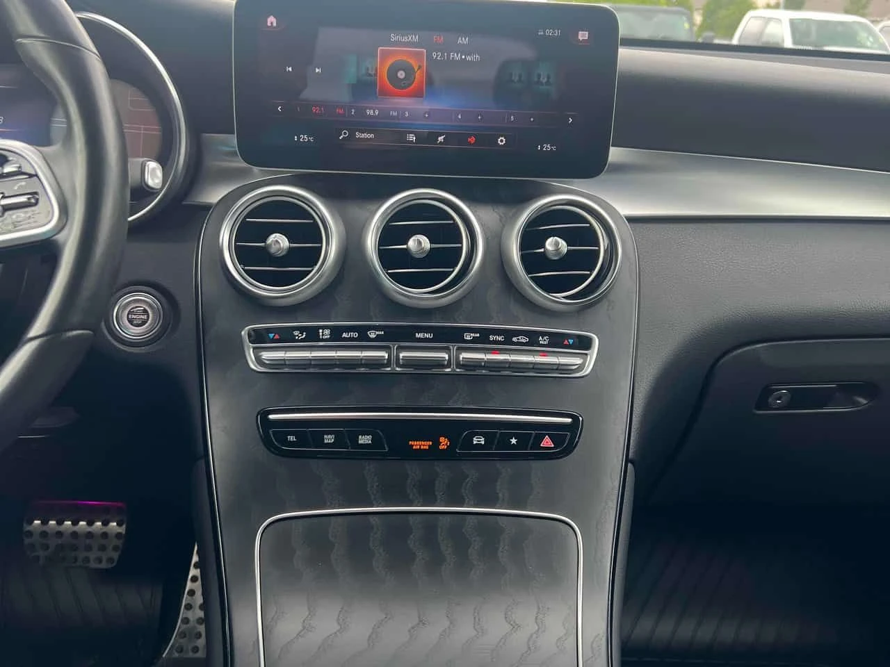 Mercedes-Benz GLC 300 * CARFAX * ДИГИТАЛНО ТАБЛО * АМБИЕНТНО * ПАНО, снимка 9 - Автомобили и джипове - 55039048