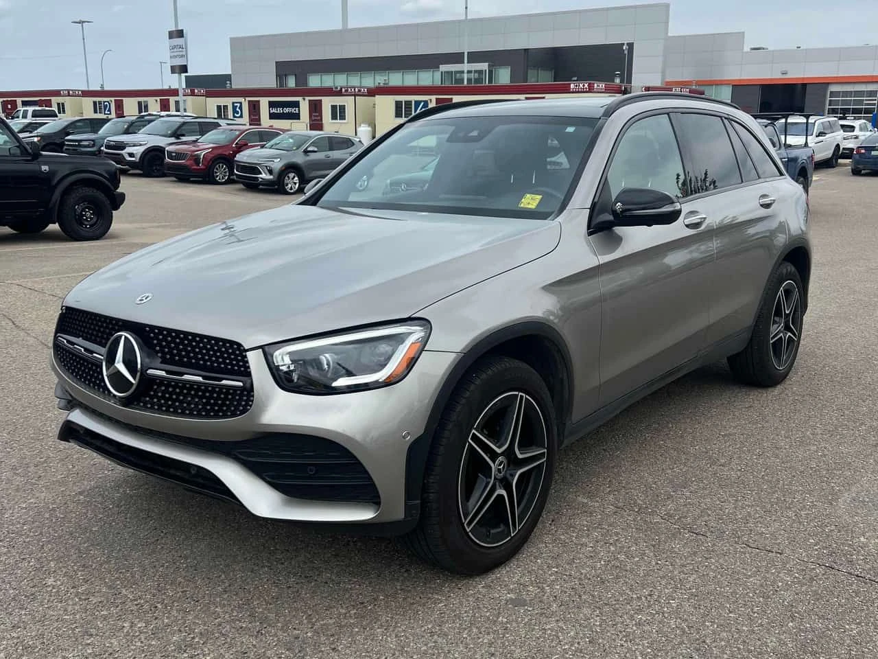 Mercedes-Benz GLC 300 * CARFAX * ДИГИТАЛНО ТАБЛО * АМБИЕНТНО * ПАНО