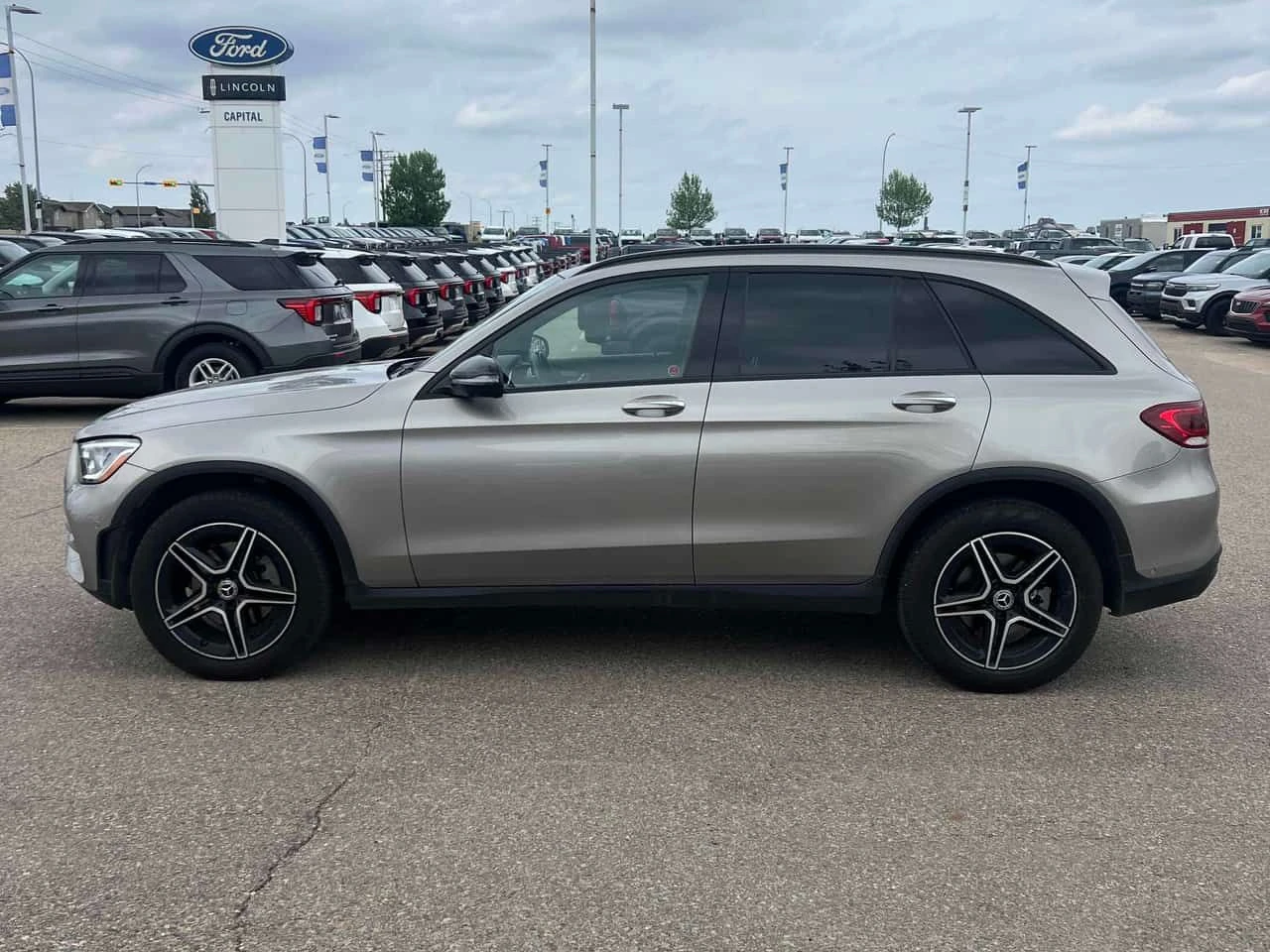Mercedes-Benz GLC 300 * CARFAX * ДИГИТАЛНО ТАБЛО * АМБИЕНТНО * ПАНО, снимка 2 - Автомобили и джипове - 55039048