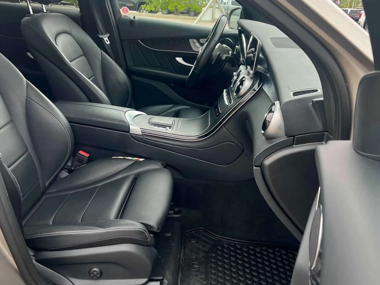 Mercedes-Benz GLC 300 * CARFAX * ДИГИТАЛНО ТАБЛО * АМБИЕНТНО * ПАНО, снимка 11 - Автомобили и джипове - 55039048