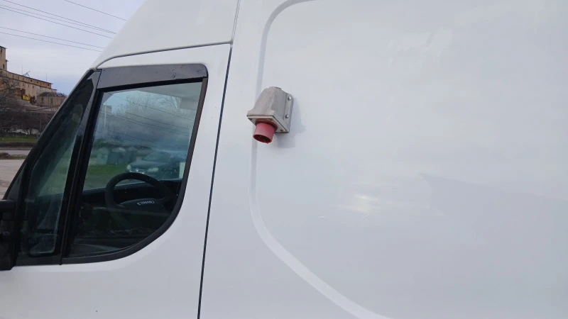 Iveco Daily 35C15 Хладилен!!, снимка 10 - Бусове и автобуси - 53540387