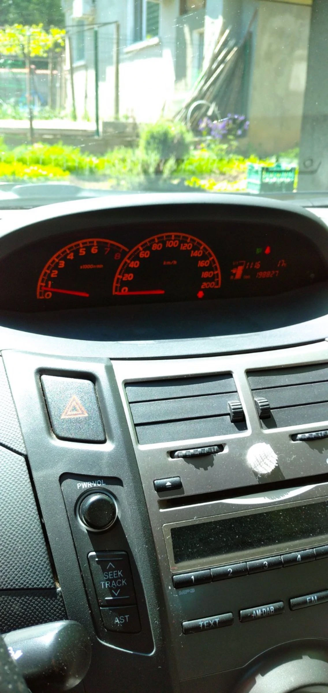 Toyota Yaris 1.33 - изображение 8