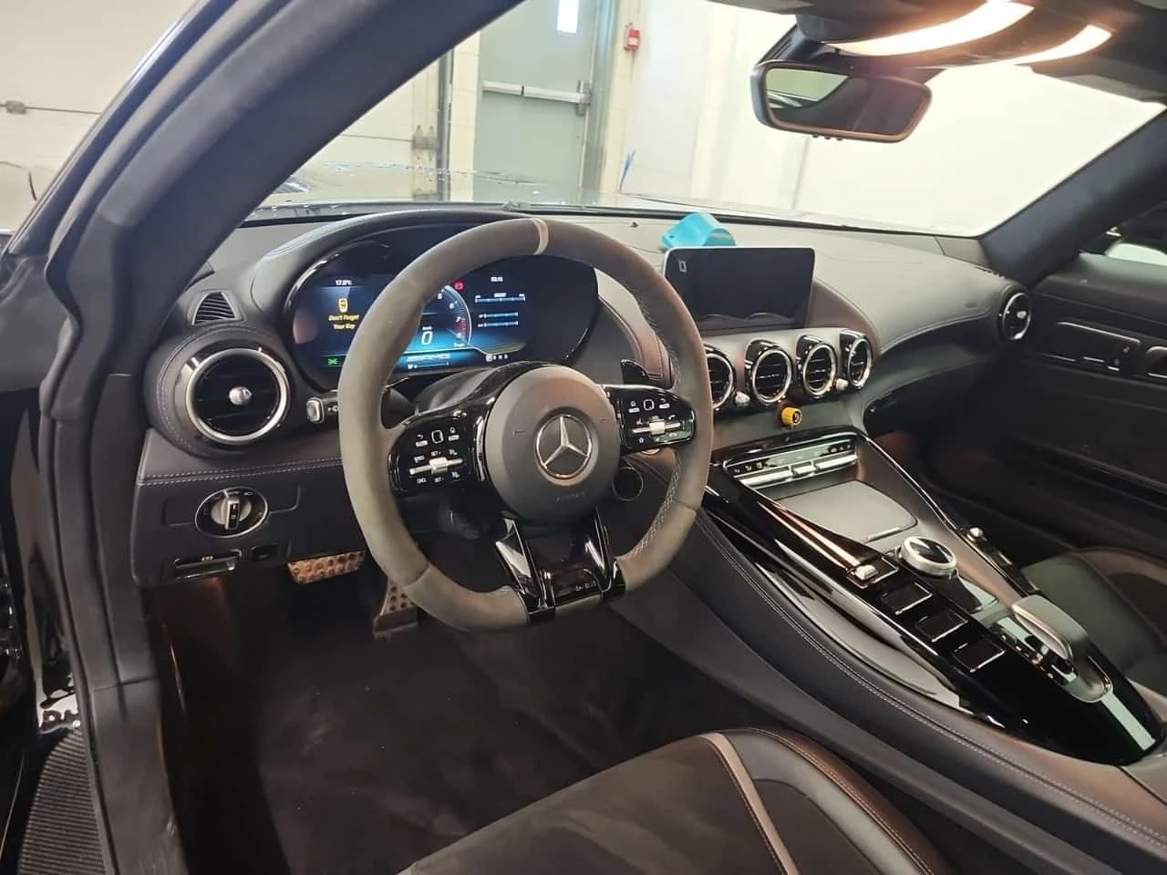 Mercedes-Benz AMG GT R * CARBON* 2 KЛЮЧА* 360* CARFAX * , снимка 11 - Автомобили и джипове - 53706401