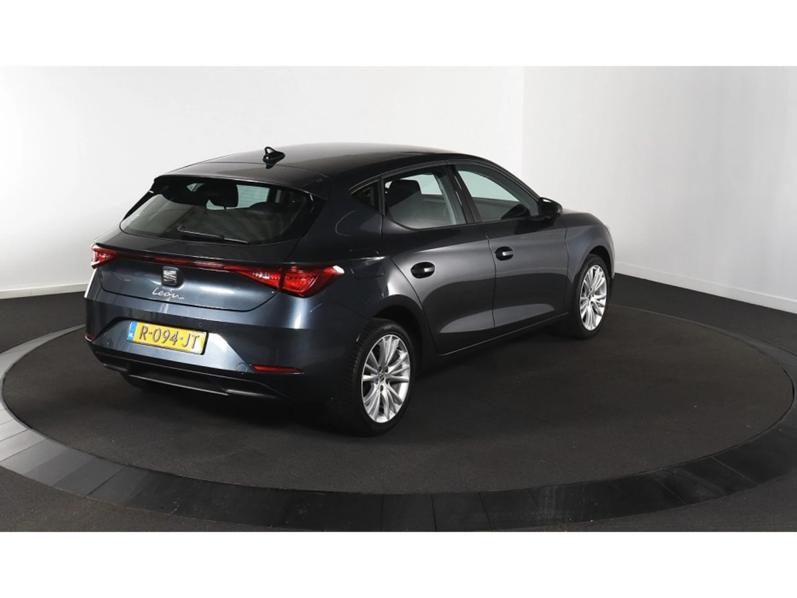 Seat Leon Style, снимка 3 - Автомобили и джипове - 55458388