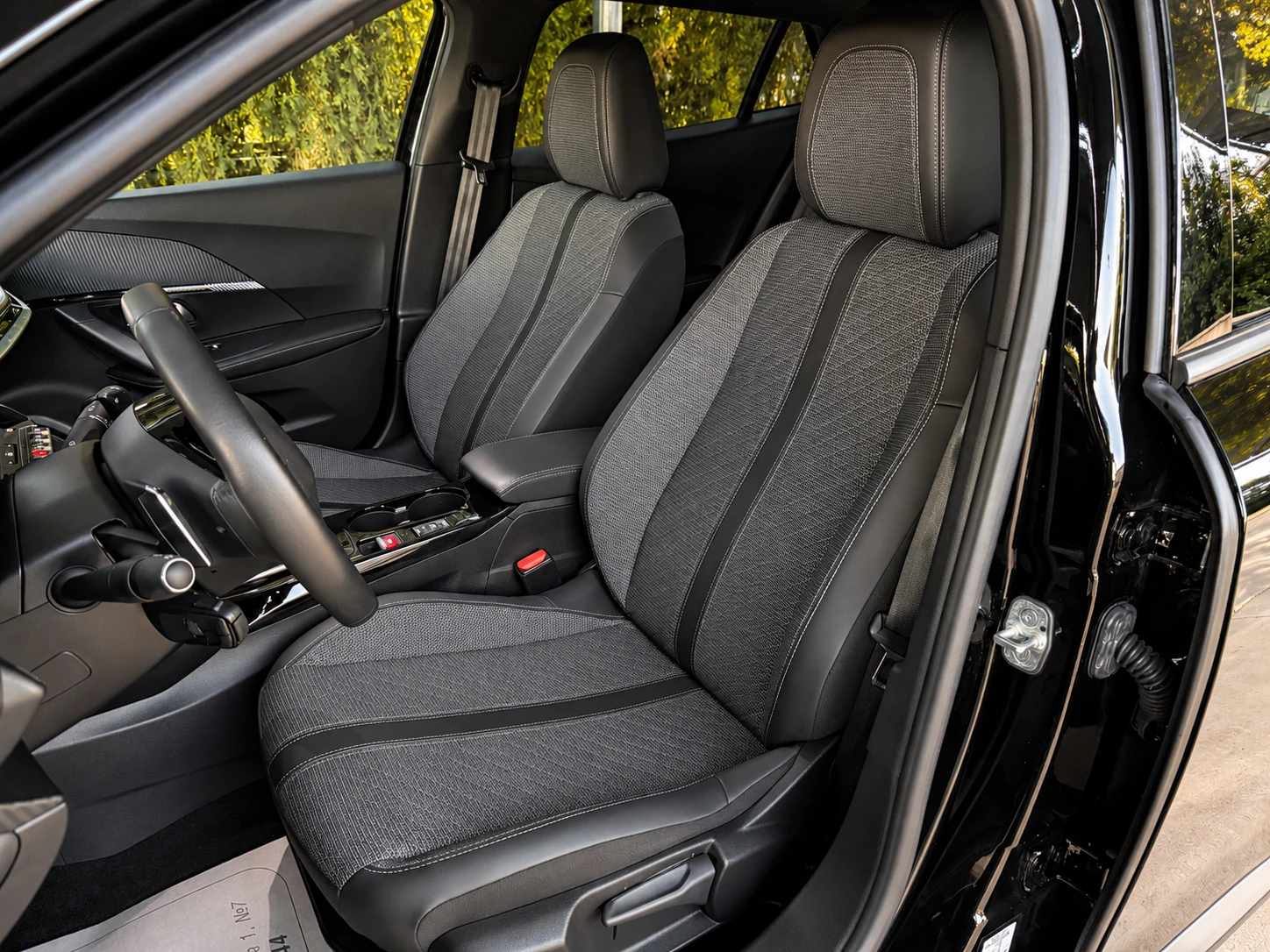 Peugeot 2008 1.2 PURETECH 130 EAT8 AUTOMATIC, снимка 9 - Автомобили и джипове - 56314050