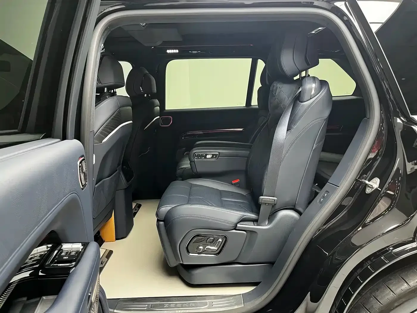 Zeekr 9X Max Edition 55 kWh, снимка 8 - Автомобили и джипове - 56361663