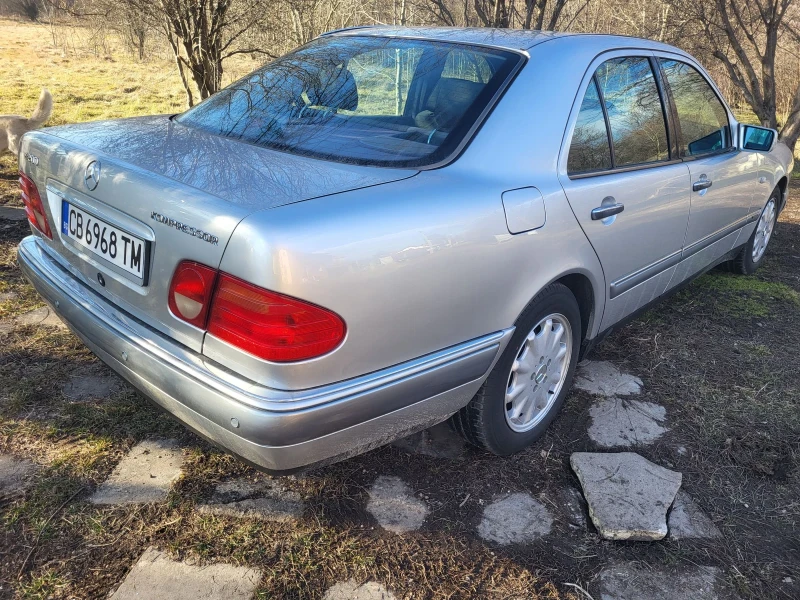 Mercedes-Benz E 200 Колата е в оригинално състояние само за ценители , снимка 3 - Автомобили и джипове - 48933481