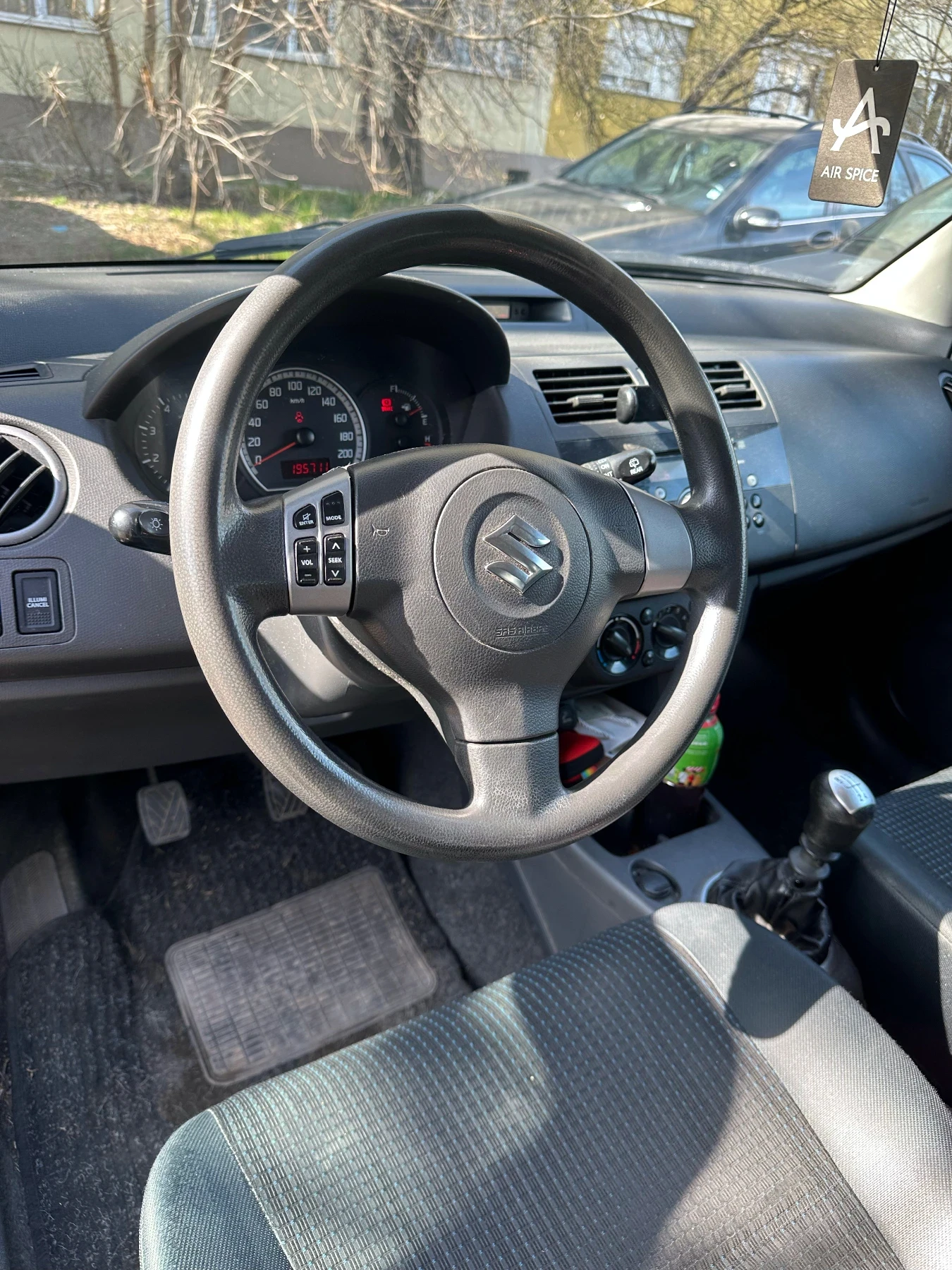 Suzuki Swift 1.3 DDIS, снимка 10 - Автомобили и джипове - 53935570