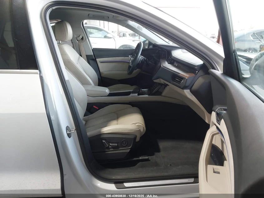 Audi E-Tron Prestige Quattro, снимка 5 - Автомобили и джипове - 54161373