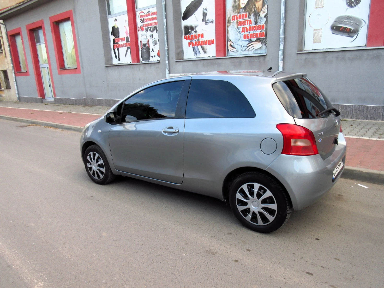 Toyota Yaris 1.0i - изображение 7