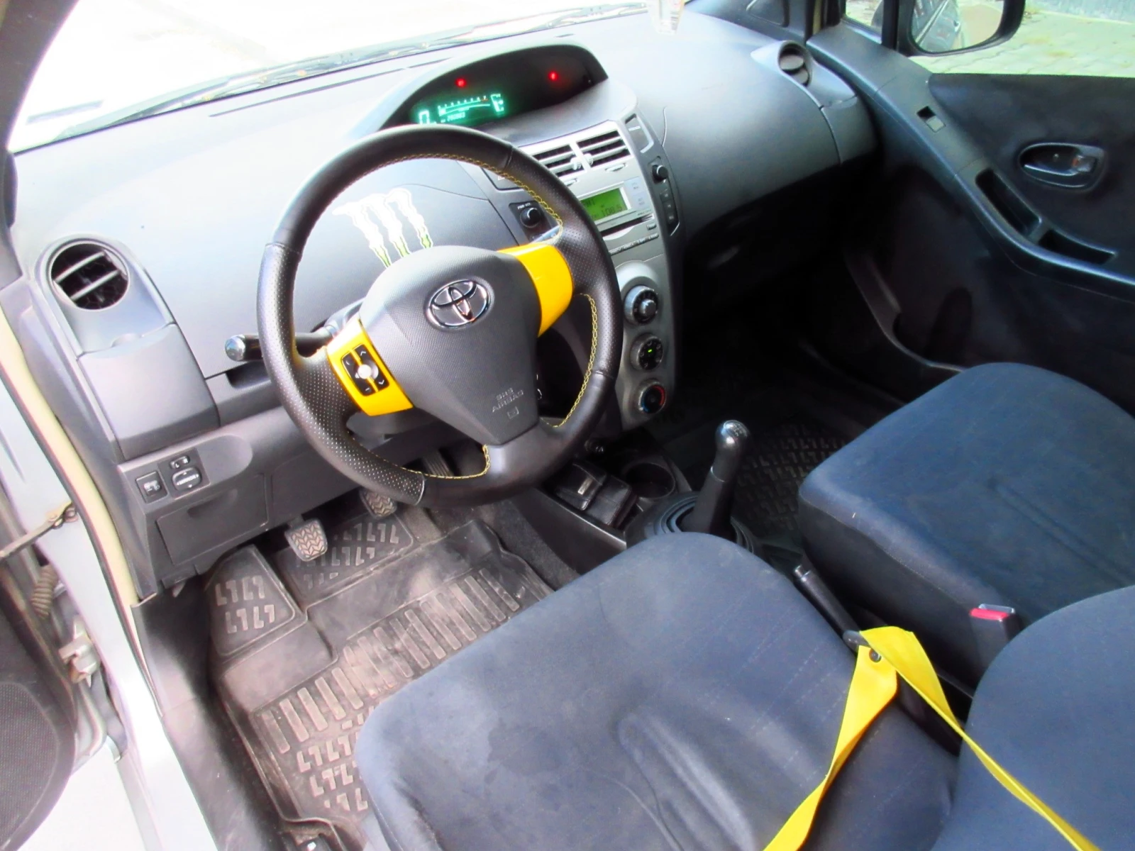 Toyota Yaris 1.0i - изображение 10