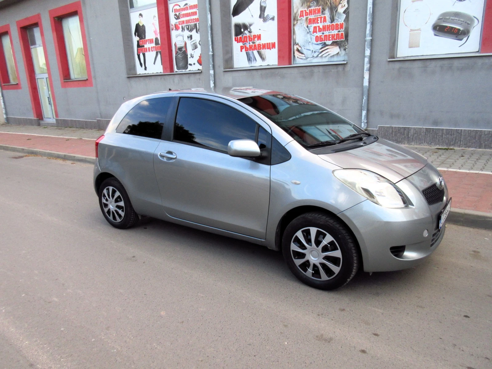 Toyota Yaris 1.0i - изображение 3