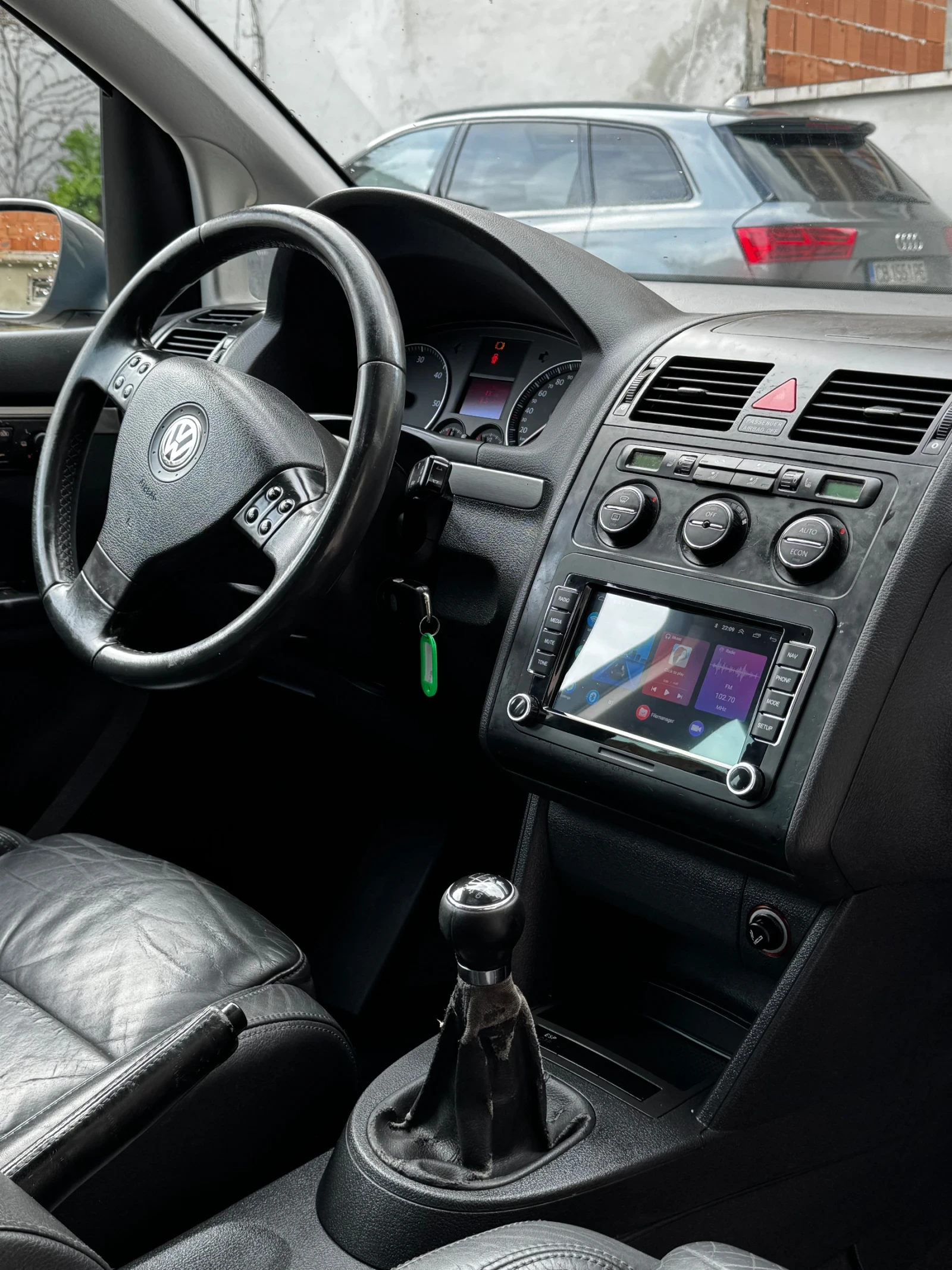 VW Touran 2.0TDI 140ps 7местен, снимка 12 - Автомобили и джипове - 54011423