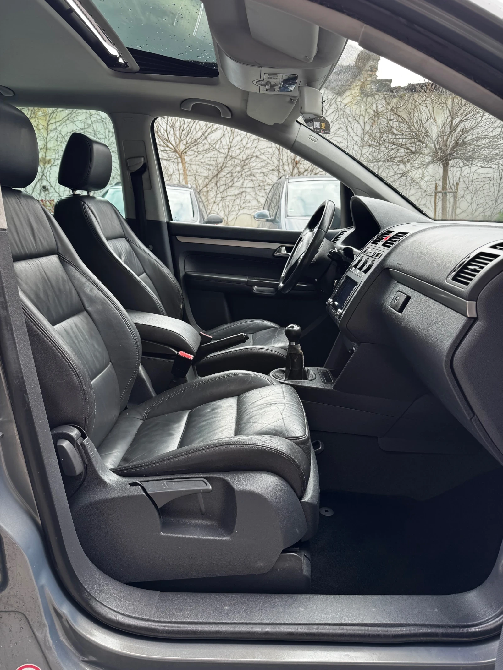 VW Touran 2.0TDI 140ps 7местен, снимка 8 - Автомобили и джипове - 54011423