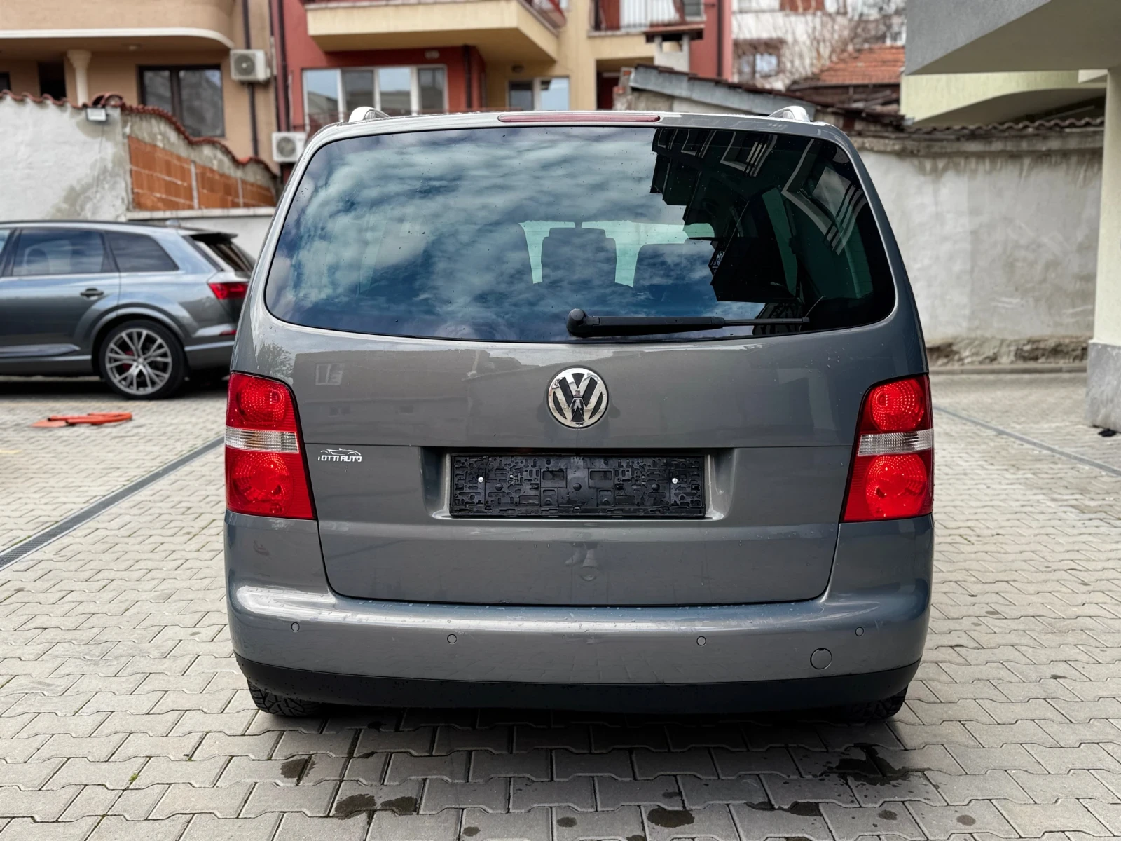 VW Touran 2.0TDI 140ps 7местен, снимка 5 - Автомобили и джипове - 54011423