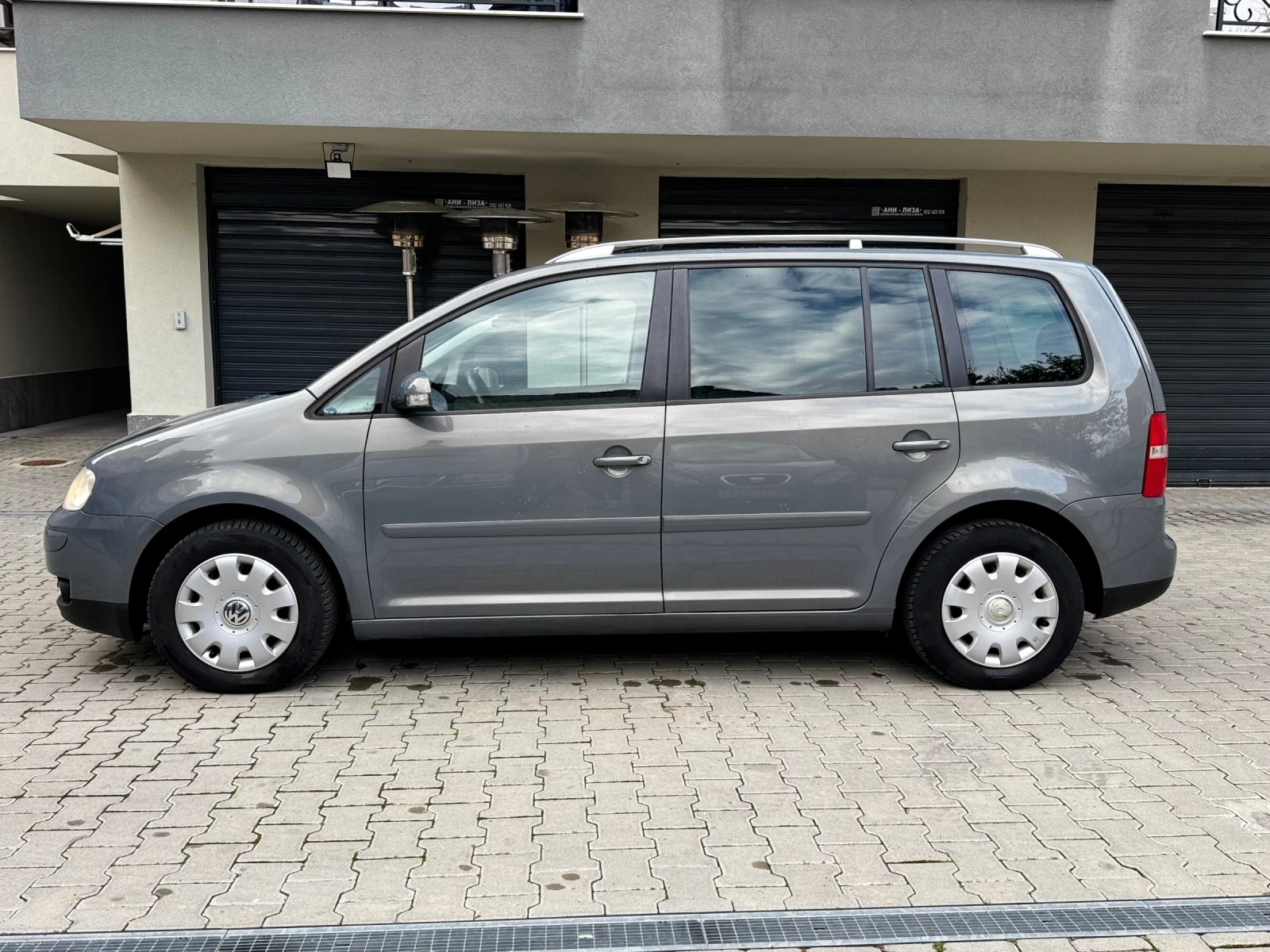 VW Touran 2.0TDI 140ps 7местен, снимка 4 - Автомобили и джипове - 54011423
