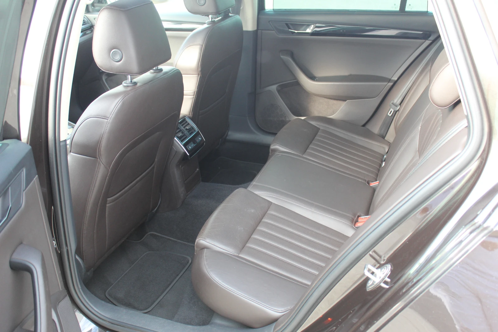 Skoda Superb 2.0TDI 190кс Laurent&Klement/DSG/Панорама, снимка 10 - Автомобили и джипове - 55317808