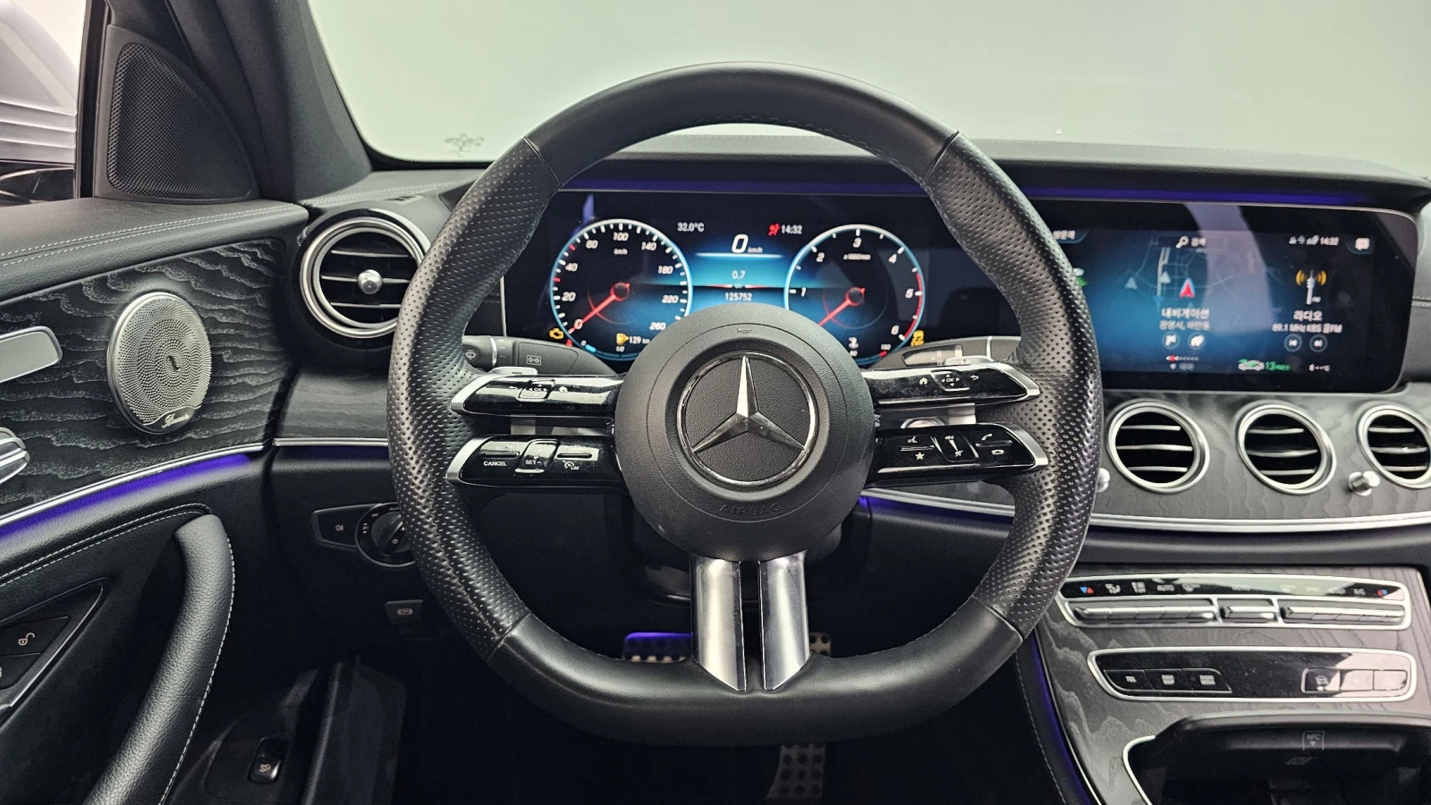 Mercedes-Benz E 220 2021* FACELIFT* 360* HUD* DIS* LED* AMBIENT* КРАЙН, снимка 6 - Автомобили и джипове - 56060292