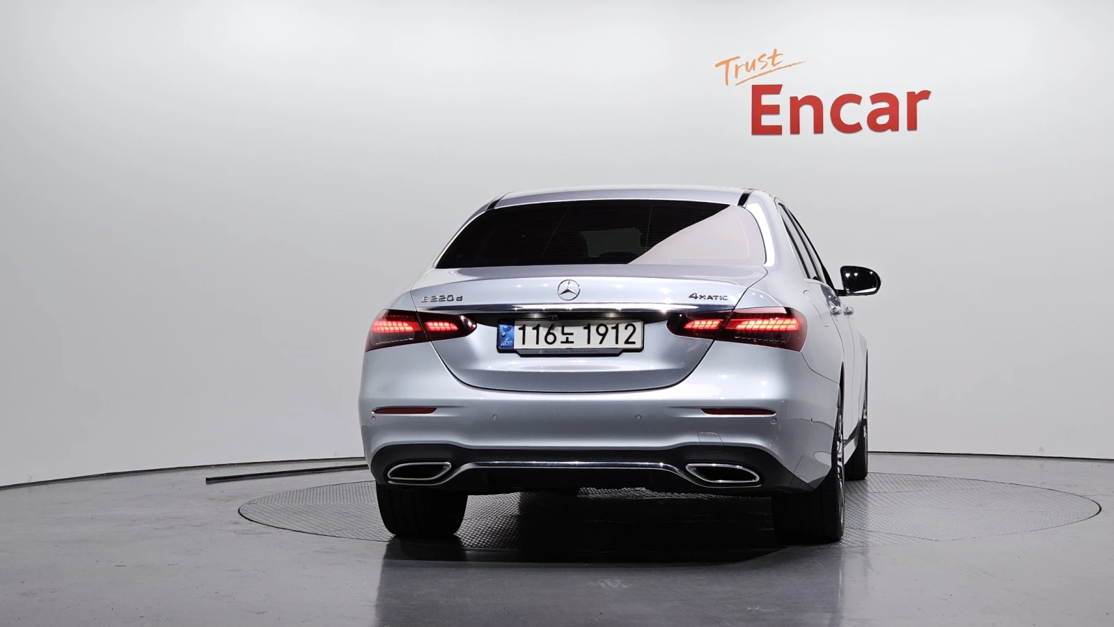 Mercedes-Benz E 220 2021* FACELIFT* 360* HUD* DIS* LED* AMBIENT* КРАЙН, снимка 4 - Автомобили и джипове - 56060292
