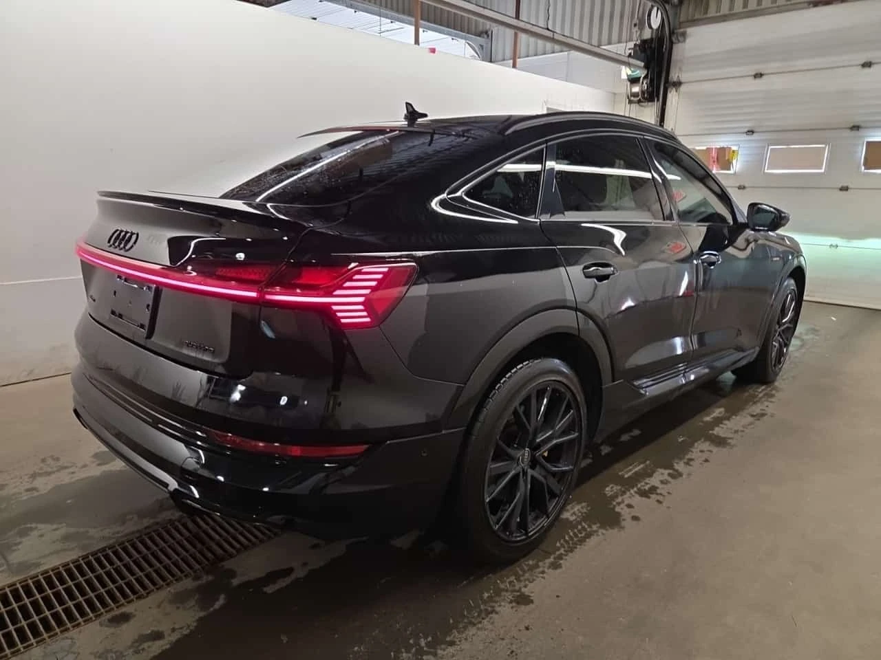 Audi E-Tron * PROGRESSIV * CARFAX * БЕЗ ПЪРВОНАЧАЛНА ВНОСКА, снимка 3 - Автомобили и джипове - 56277485