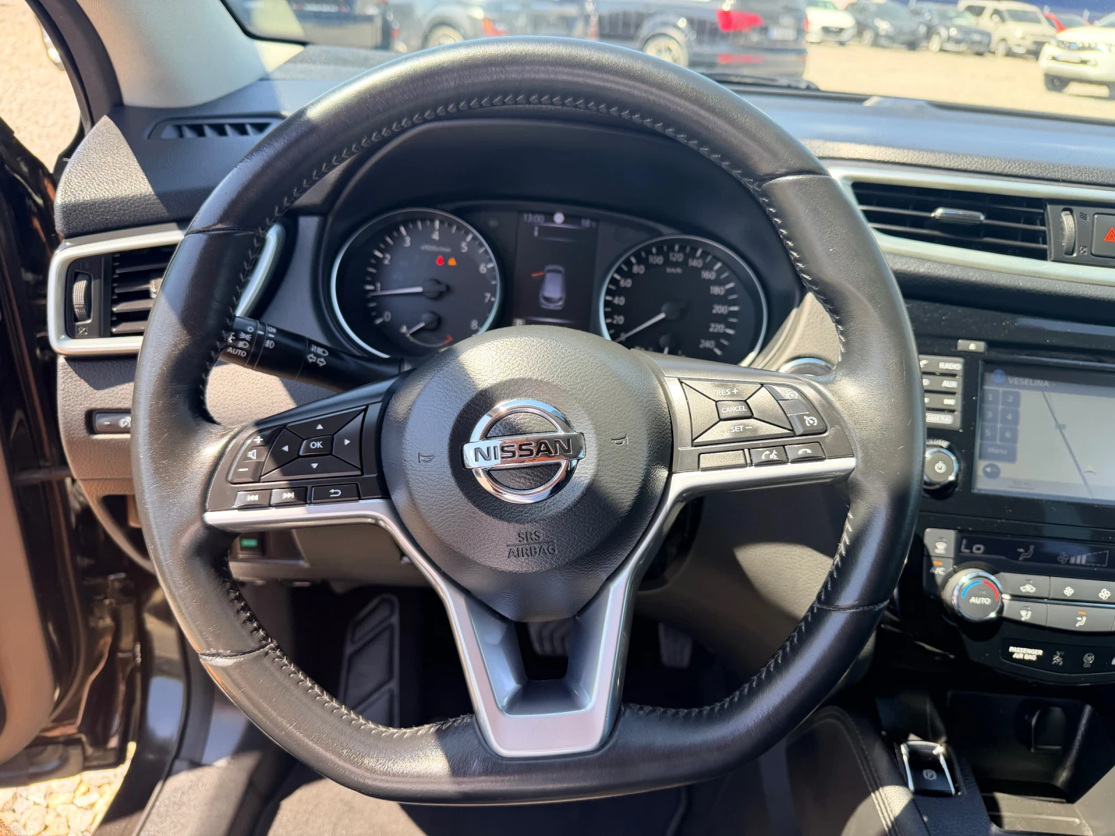 Nissan Qashqai 1.2 * АВТОМАТ * N-Connecta* , снимка 8 - Автомобили и джипове - 55710767