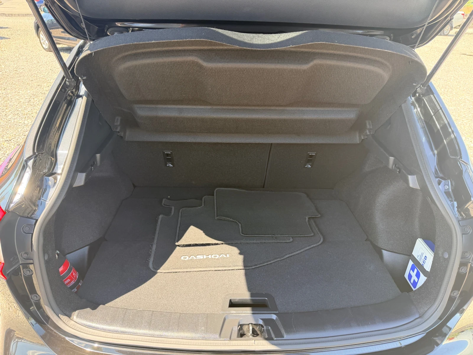 Nissan Qashqai 1.2 * АВТОМАТ * N-Connecta* , снимка 17 - Автомобили и джипове - 55710767
