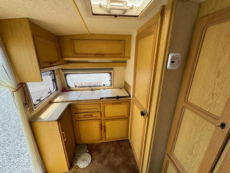 Каравана Swift, снимка 9 - Каравани и кемпери - 51474191