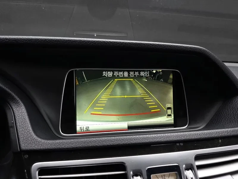 Mercedes-Benz E 200, снимка 14 - Автомобили и джипове - 52846230