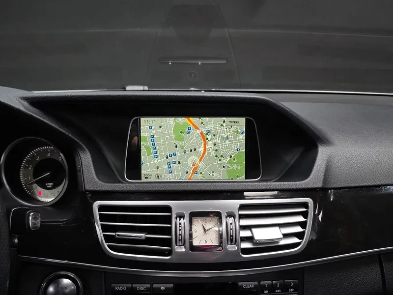 Mercedes-Benz E 200, снимка 15 - Автомобили и джипове - 52846230