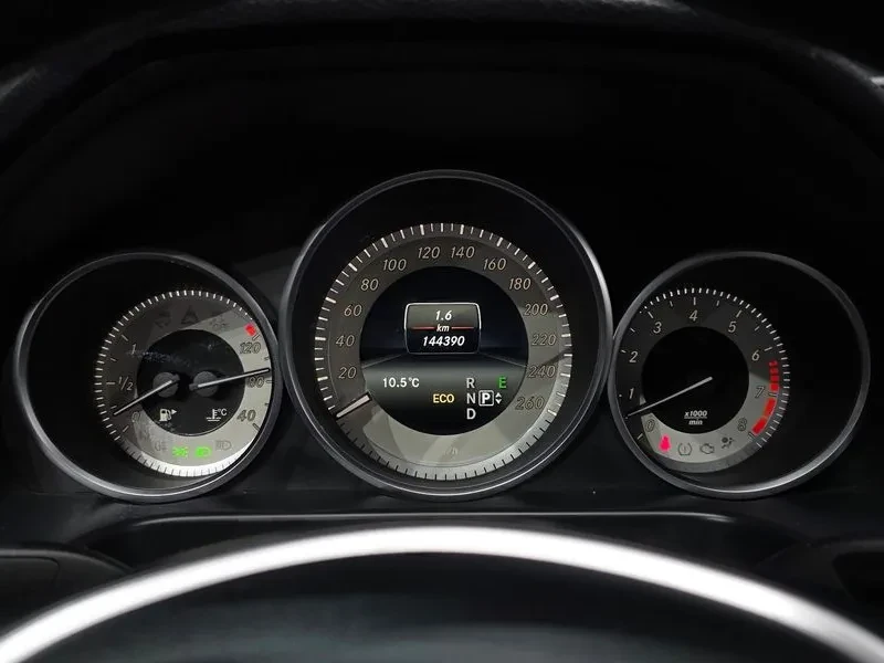 Mercedes-Benz E 200  - изображение 8