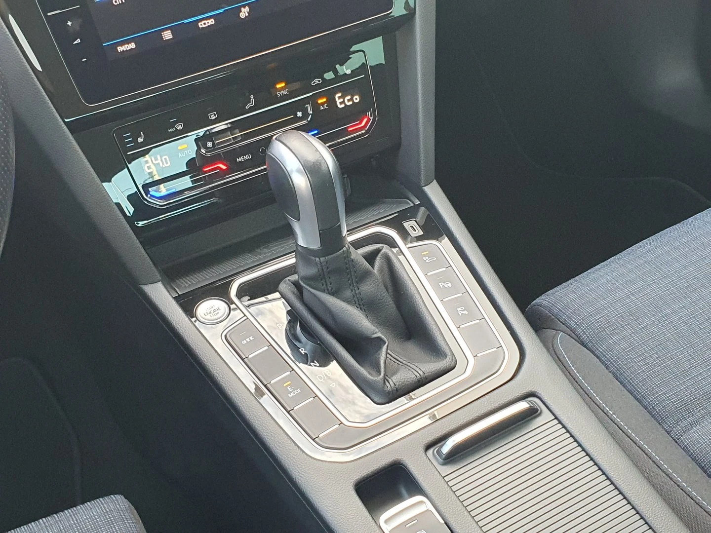 VW Passat GTE Plug-In-Hybrid 1.4 TSI, снимка 12 - Автомобили и джипове - 56420610