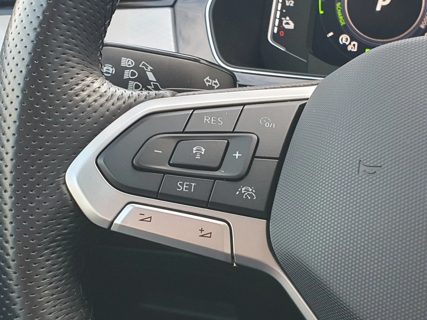 VW Passat GTE Plug-In-Hybrid 1.4 TSI, снимка 15 - Автомобили и джипове - 56420610