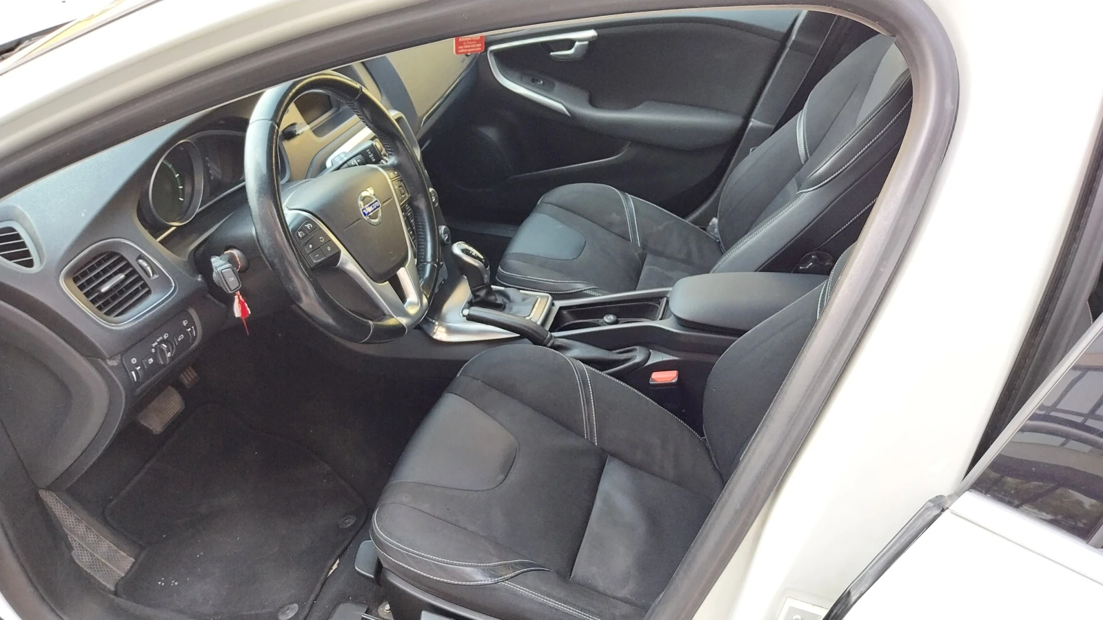 Volvo V40 1.6D/Automat/, снимка 9 - Автомобили и джипове - 56017650