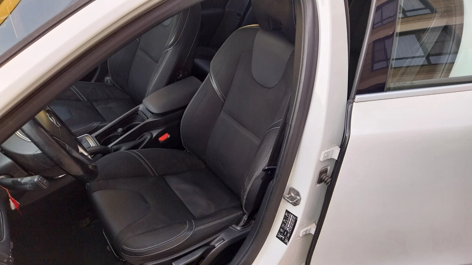 Volvo V40 1.6D/Automat/, снимка 10 - Автомобили и джипове - 56017650