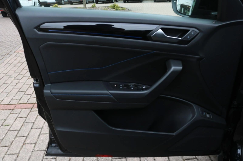 VW T-Roc R* 4M* AKRAPOVIC* BEATS* DISTR* LED* CAM* CARPLAY*, снимка 6 - Автомобили и джипове - 52445667