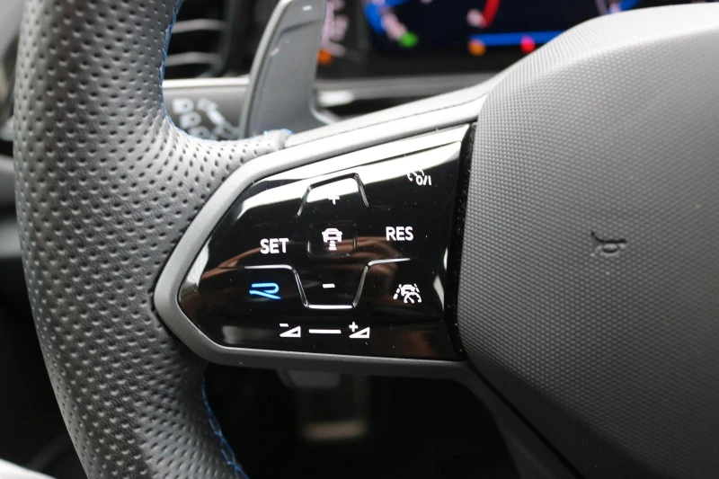 VW T-Roc R* 4M* AKRAPOVIC* BEATS* DISTR* LED* CAM* CARPLAY*, снимка 9 - Автомобили и джипове - 52445667