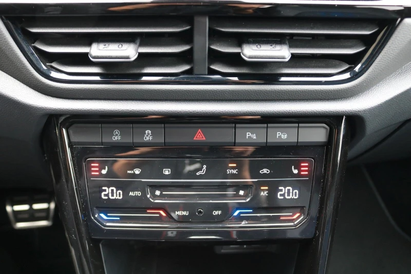 VW T-Roc R* 4M* AKRAPOVIC* BEATS* DISTR* LED* CAM* CARPLAY*, снимка 12 - Автомобили и джипове - 52445667